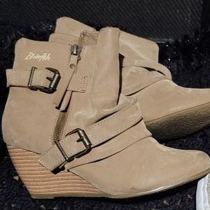 Blowfish sz6 wedge booties